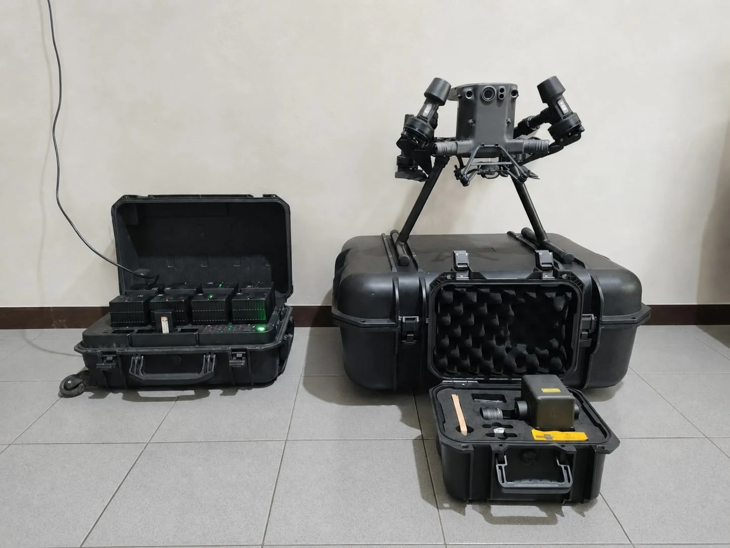 Drone dan koper peralatan survei