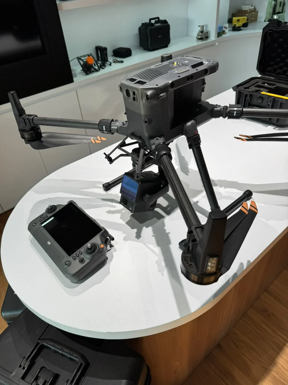 Drone untuk pemetaan udara beserta peralatan pendukung