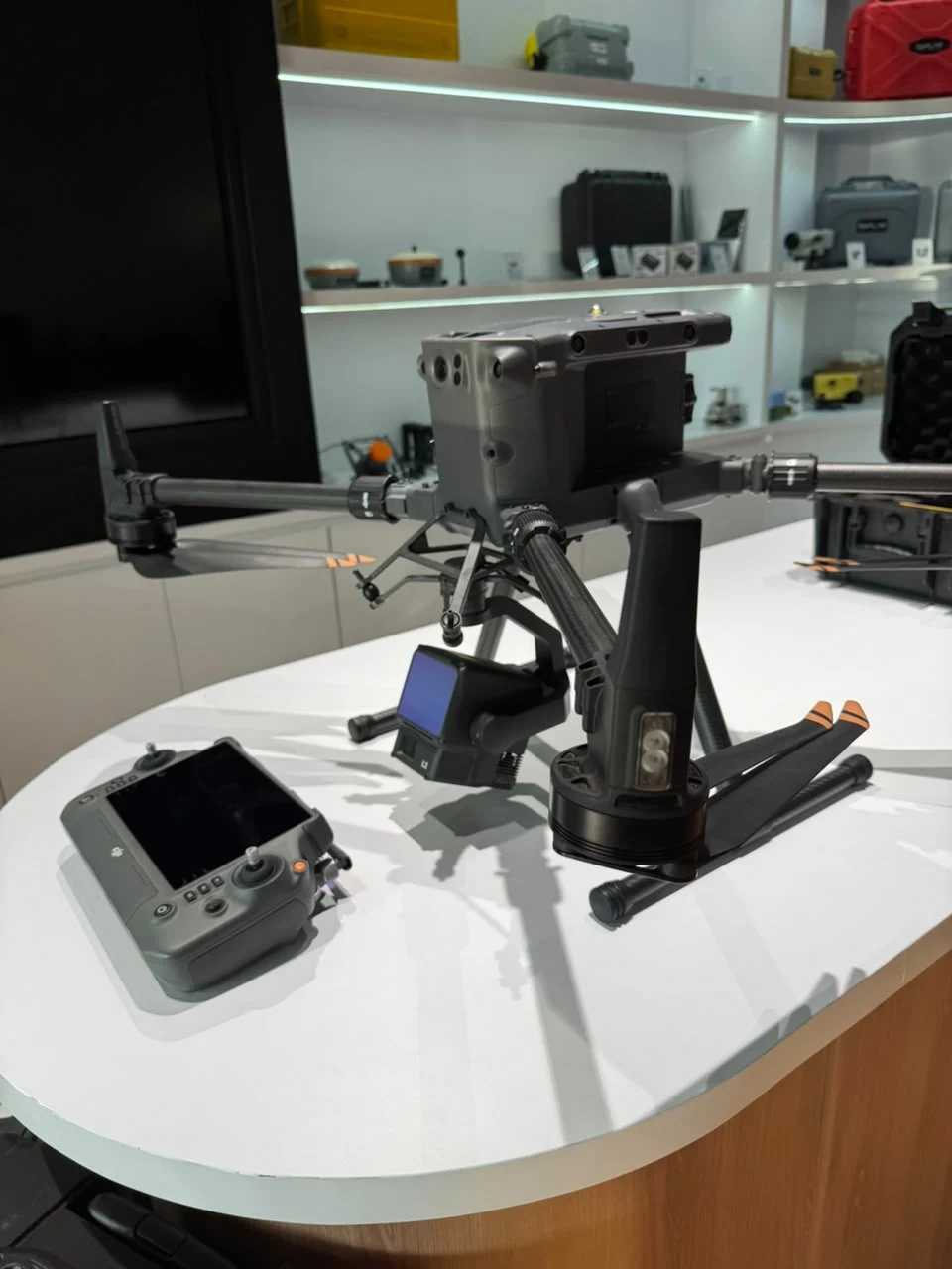 Drone survei dengan remote controller dan perlengkapan pemetaan udara