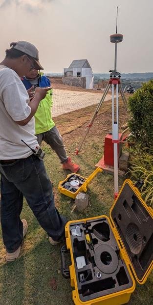 Surveyor melakukan stake-out dengan GNSS RTK di Cluster Ayyra BSB Village