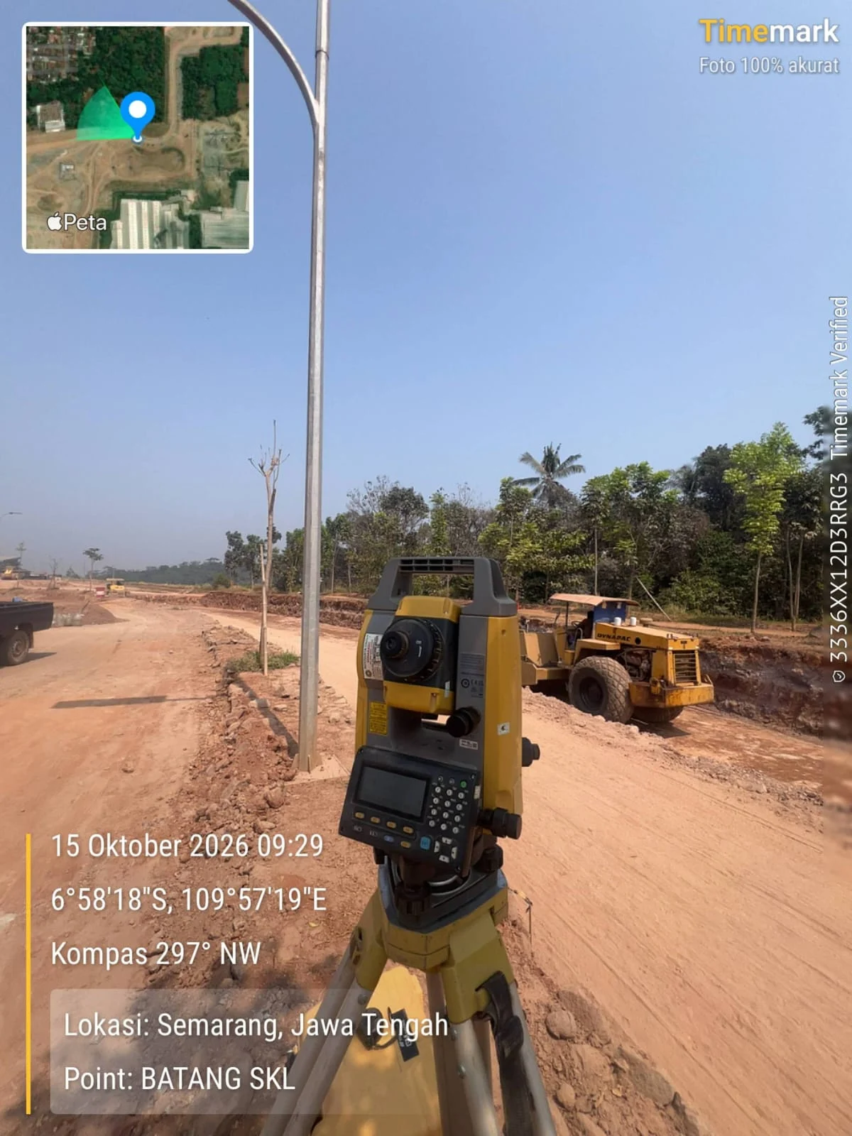 Total station terpasang di atas tripod di lokasi pengukuran