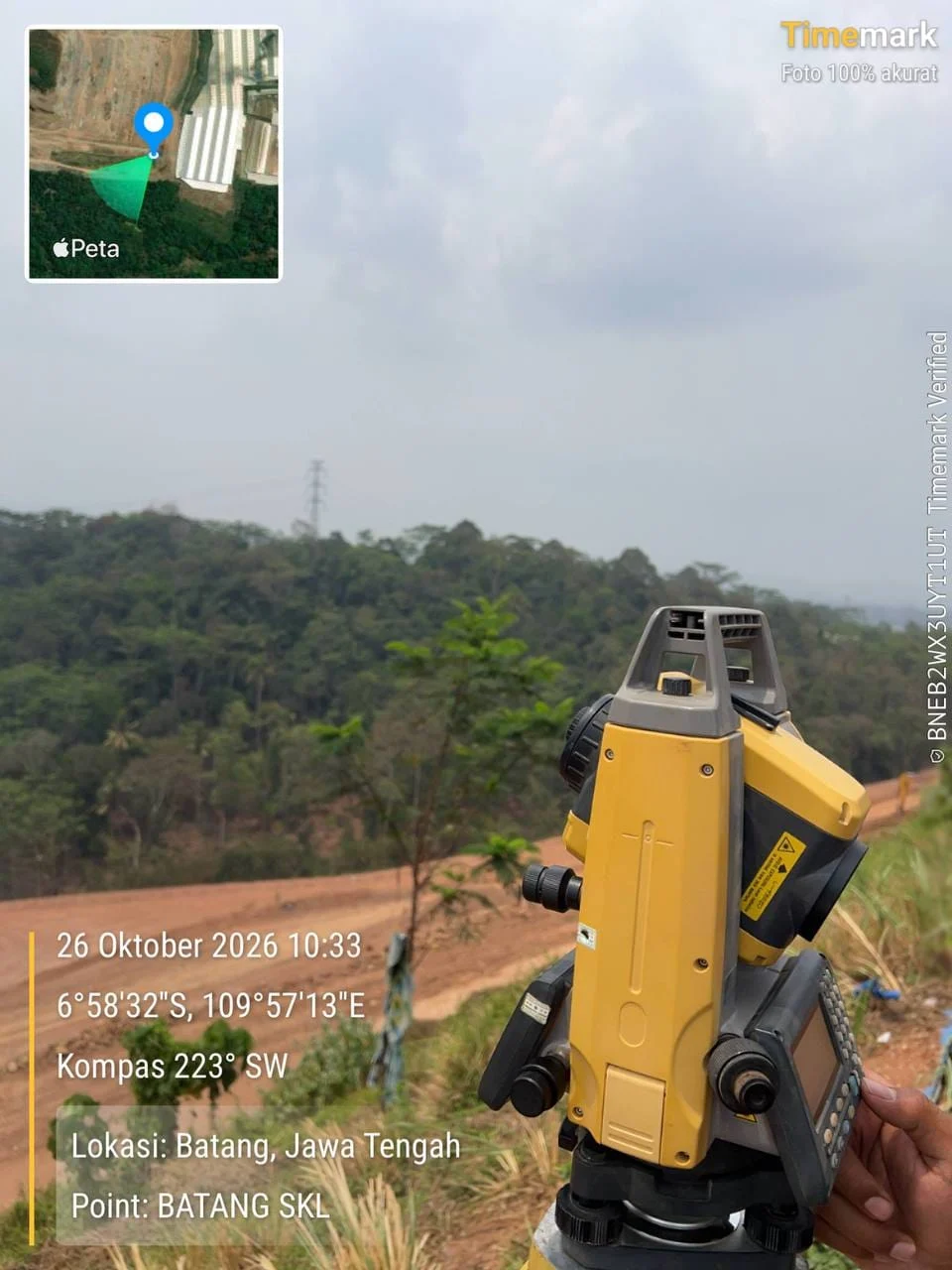 Total station di tepi lereng saat pengukuran lapangan