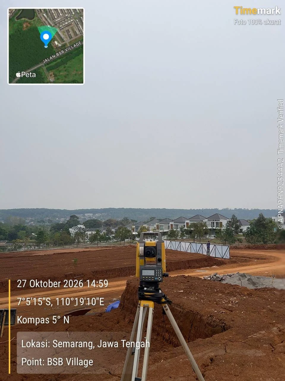 Total station di area pekerjaan tanah untuk pengukuran dan stake out